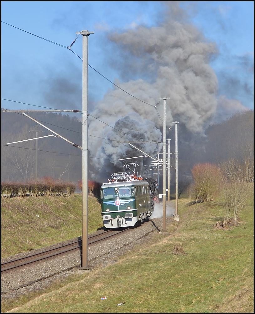 Sogar auf Schweizer Gleisen in Deutschland ist 01 1066 die Fahrt nur mit Blindenhund gestattet. Die ehrenvolle Aufgabe hat Ae 6/6 11407 Aargau. Jestetten, M�rz 2015.