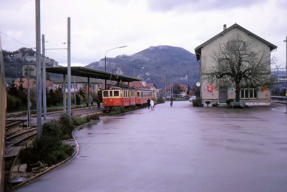 Solothurn Niederbipp- Bahn (SNB) in Niederbipp. Triebwagen 5 (Baujahr 1918, modernisiert 1954) vor einem OJB-Steuerwagen. 26.April 1970.