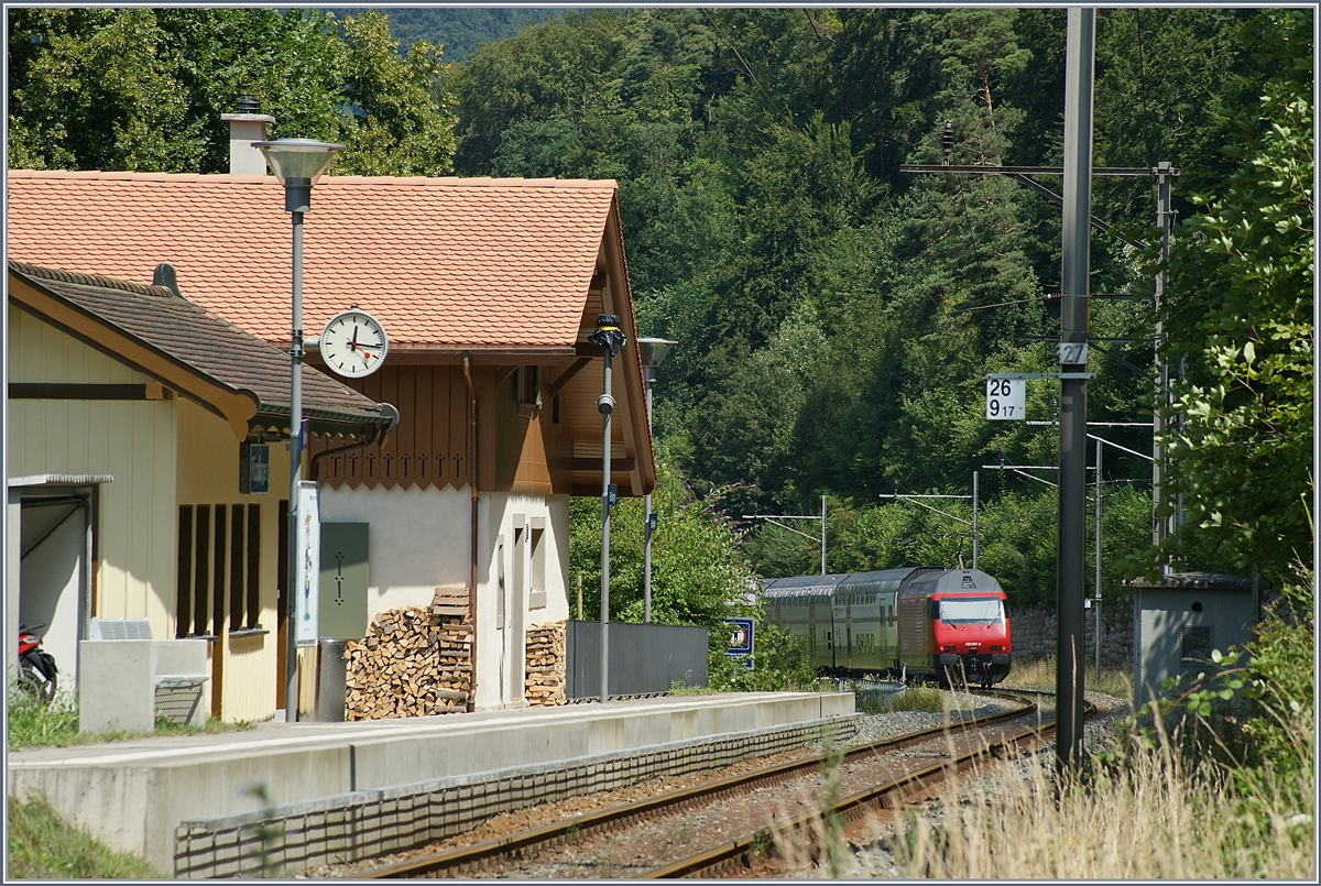 Sommerfahrplan 2018: Infolge Baustellen bedingten Kapazitätseinschränkungen auf der Strecke Olten - Basel via Tecknau, verkehrten etliche Züge praktisch ohne Fahrzeitverlust via die  Alte Hauensteinlinie  , wie hier eine SBB Re 460  mit ihrem IC nach Basel SBB bei der Durchfahrt in Rümlingen.

Obwohl seit 1858 in Rümlingen Züge durchfahren, bekam der Ort erst nach Eröffnung der NBS via Basistunnel ab 1916 seinen Bahnhof und somit Züge die hier halten.

19. Juli 2018