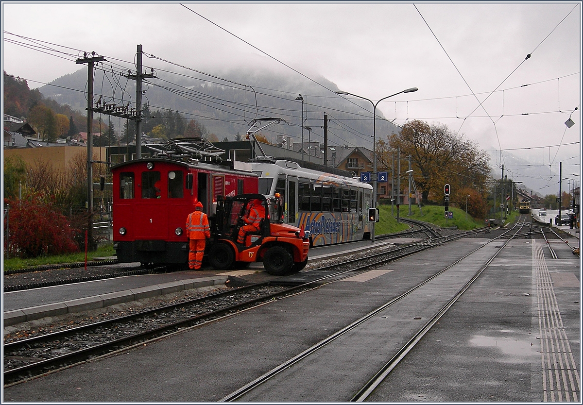 Sonderbares geschieht an an einem sonderbaren Gefährt: Sehr vorsichtig wird eine schwere Kiste in den an den Beh 2/4 72 angekuppelte HGe 2/2 N° 1 eingeladen.
Blonay, den 8. Nov. 2017