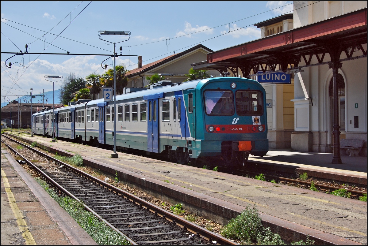 Sonntagsruhe im Grenzbahnhof.

Nichts los in Luino, Steuerwagen Le 562-008 voraus der einzige italienische Zug in Bewegung. Mai 2010.