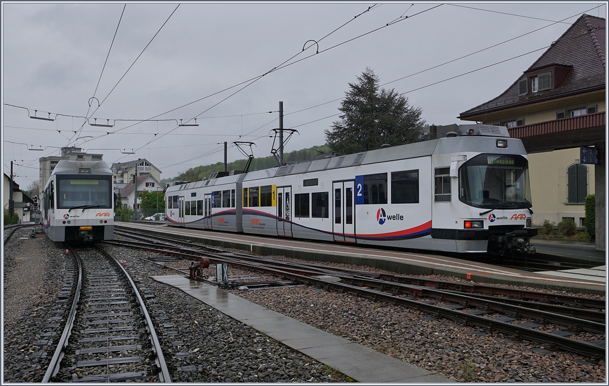 Sonntagsruhe in Schöftland: Neben abgestellten Bt und sein Be 4/4 wartet ein ABe 4/8 auf die Abfahrt nach Menziken. 

7. Mai 2017