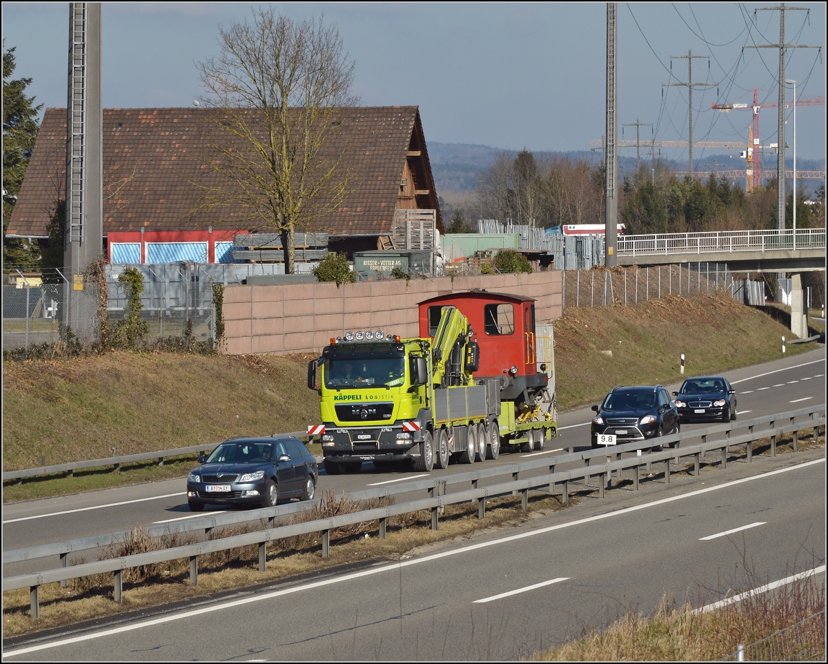 Spitzmaus auf Reisen. 

Schienentraktor Tm I Nr. 477 auf verlässt sein vorübergehendes Zuhause in Frauenfeld, um in Sargans ein neues Einsatzfeld zu finden. Um den Erhalt kümmert sich IG Schiene Schweiz. Februar 2014.