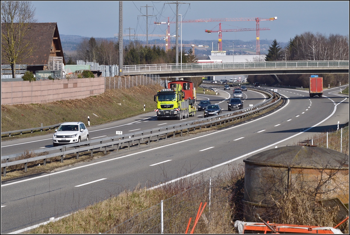 Spitzmaus auf Reisen. 

Schienentraktor Tm I Nr. 477 auf verlässt sein vorübergehendes Zuhause in Frauenfeld, um in Sargans ein neues Einsatzfeld zu finden. Um den Erhalt kümmert sich IG Schiene Schweiz. Februar 2014.