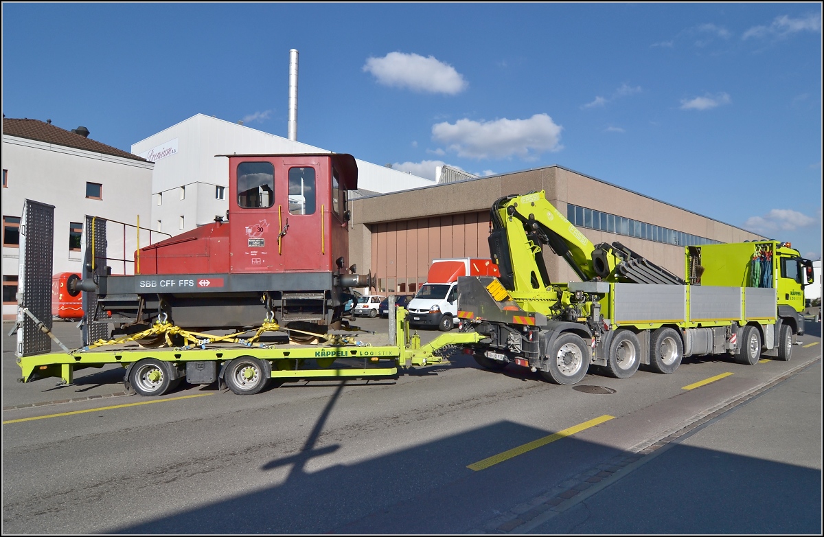 Spitzmaus auf Reisen. 

Schienentraktor Tm I Nr. 477 auf verlässt sein vorübergehendes Zuhause in Frauenfeld, um in Sargans ein neues Einsatzfeld zu finden. Um den Erhalt kümmert sich IG Schiene Schweiz. Februar 2014.