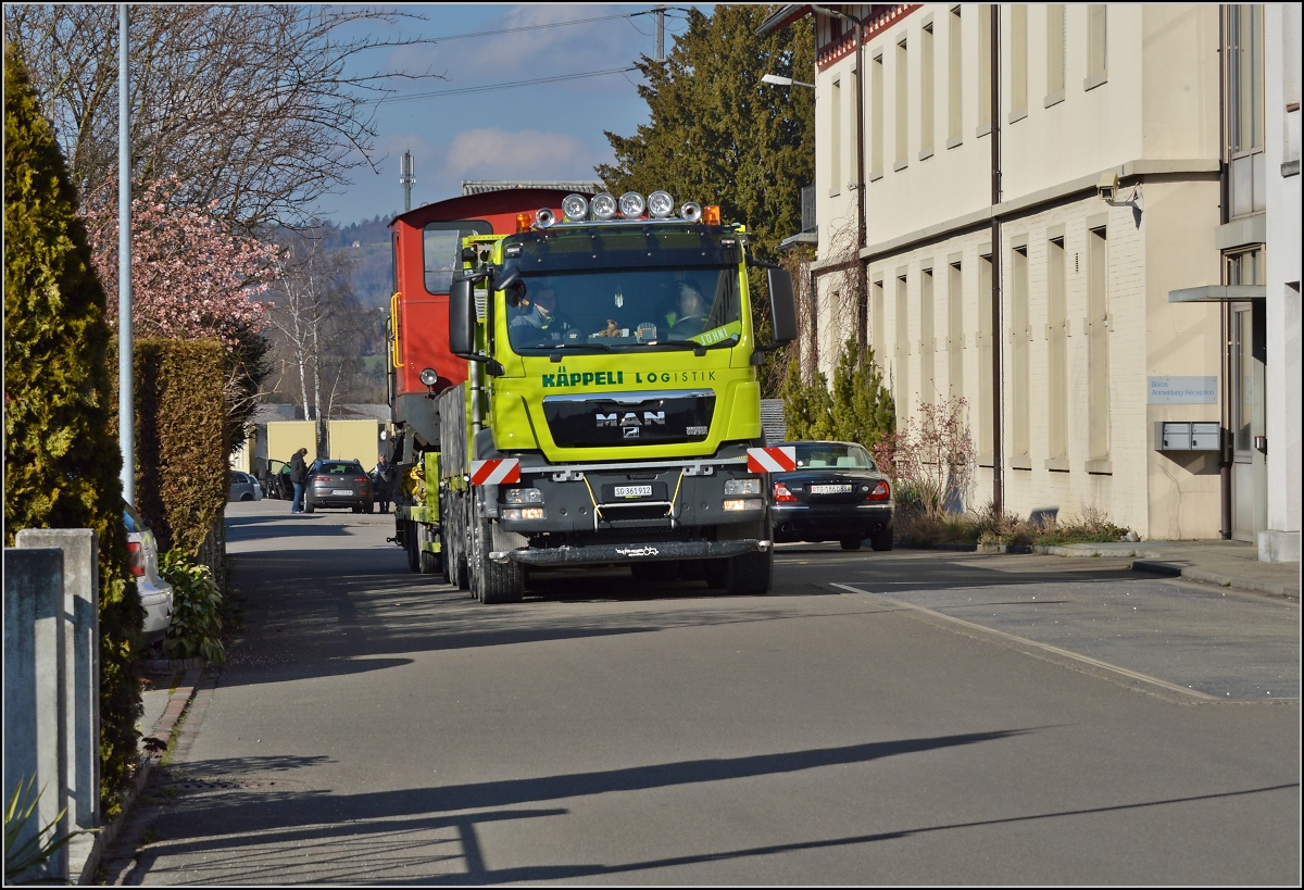 Spitzmaus auf Reisen. 

Schienentraktor Tm I Nr. 477 auf verlässt sein vorübergehendes Zuhause in Frauenfeld, um in Sargans ein neues Einsatzfeld zu finden. Um den Erhalt kümmert sich IG Schiene Schweiz. Februar 2014.