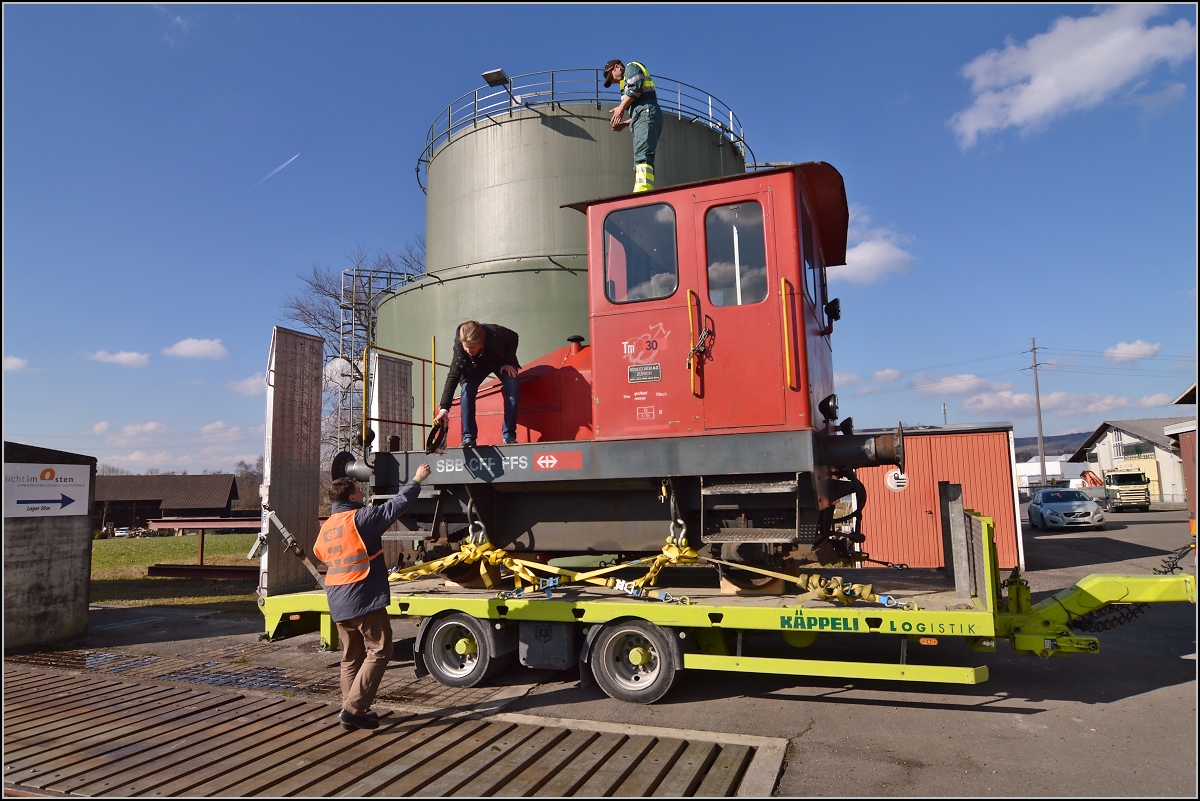 Spitzmaus auf Reisen. 

Schienentraktor Tm I Nr. 477 auf verlässt sein vorübergehendes Zuhause in Frauenfeld, um in Sargans ein neues Einsatzfeld zu finden. Um den Erhalt kümmert sich IG Schiene Schweiz. Februar 2014.