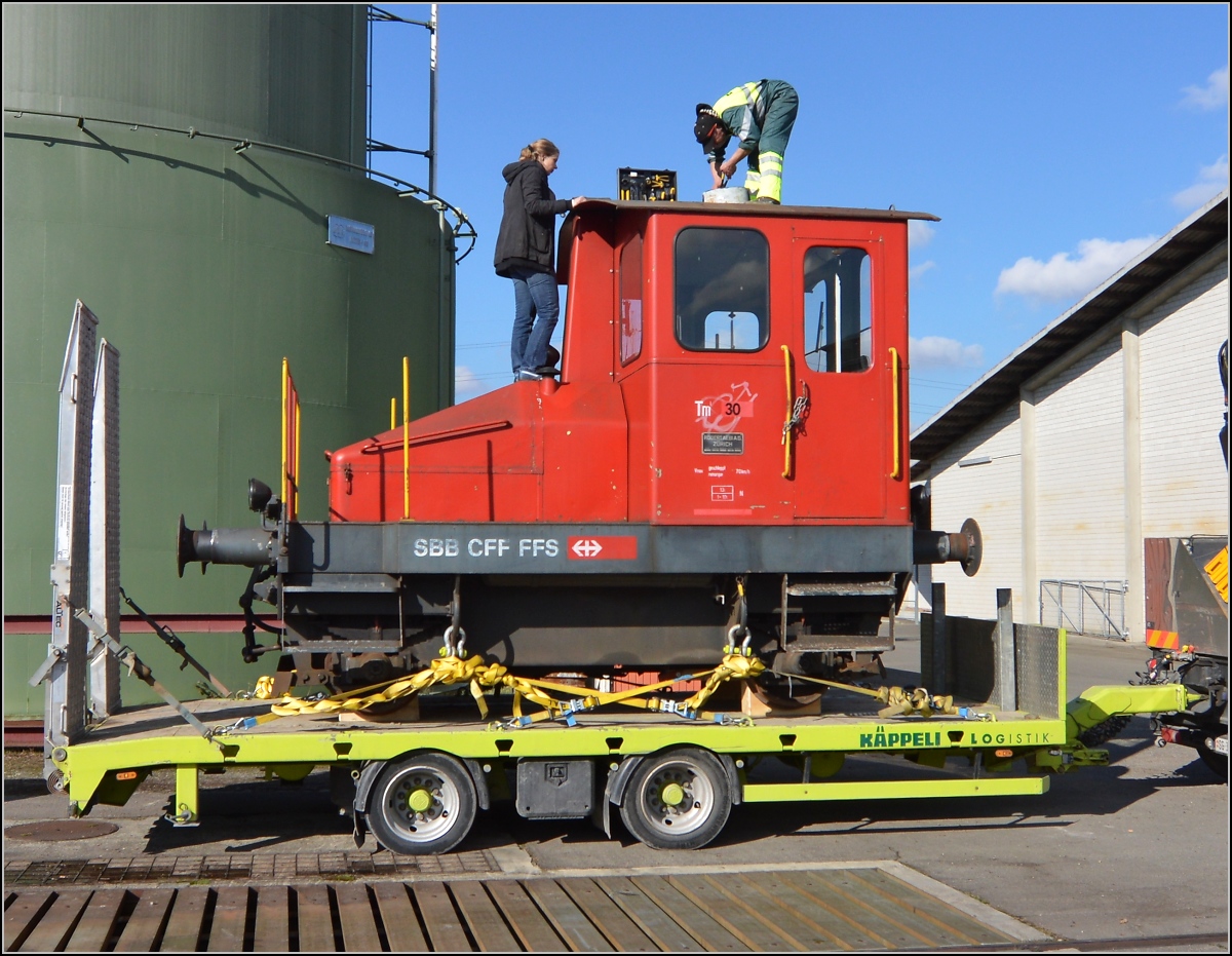 Spitzmaus auf Reisen. 

Schienentraktor Tm I Nr. 477 auf verlässt sein vorübergehendes Zuhause in Frauenfeld, um in Sargans ein neues Einsatzfeld zu finden. Um den Erhalt kümmert sich IG Schiene Schweiz. Februar 2014.