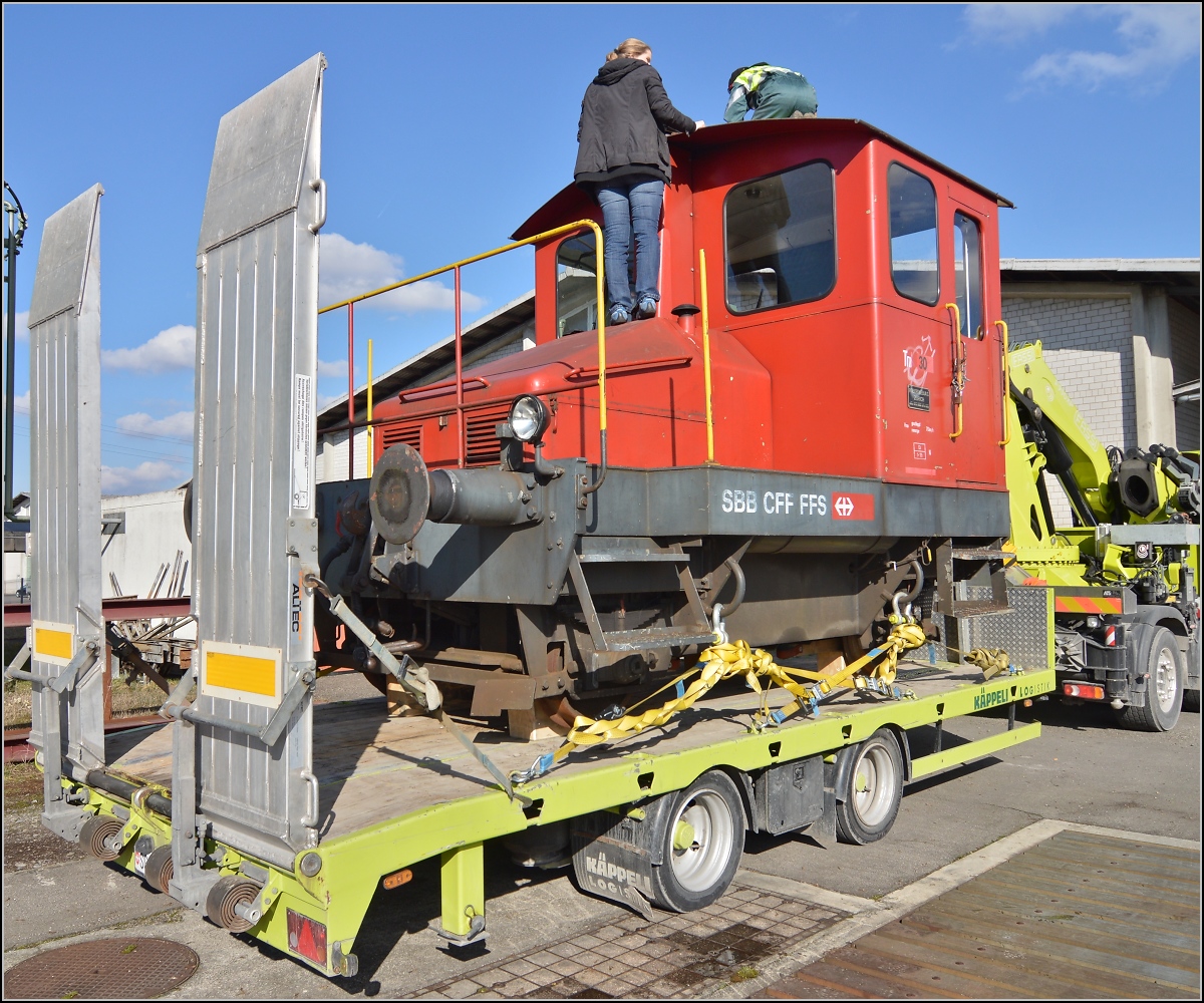 Spitzmaus auf Reisen. 

Schienentraktor Tm I Nr. 477 auf verlässt sein vorübergehendes Zuhause in Frauenfeld, um in Sargans ein neues Einsatzfeld zu finden. Um den Erhalt kümmert sich IG Schiene Schweiz. Februar 2014.