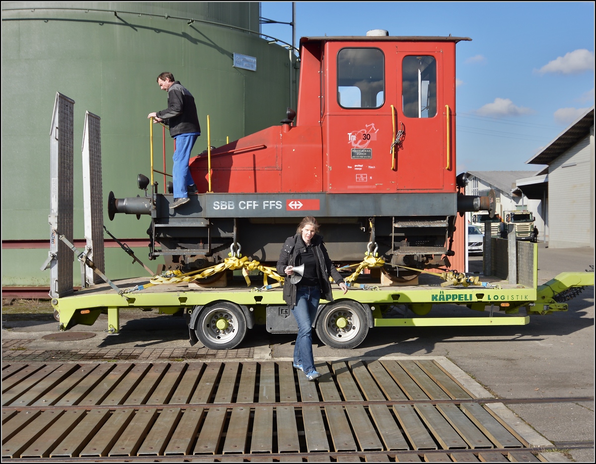 Spitzmaus auf Reisen. 

Schienentraktor Tm I Nr. 477 auf verlässt sein vorübergehendes Zuhause in Frauenfeld, um in Sargans ein neues Einsatzfeld zu finden. Um den Erhalt kümmert sich IG Schiene Schweiz. Februar 2014.
