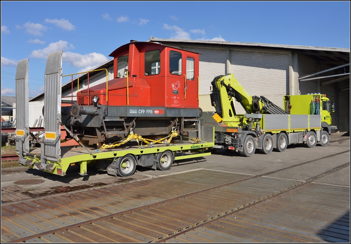 Spitzmaus auf Reisen. 

Schienentraktor Tm I Nr. 477 auf verlässt sein vorübergehendes Zuhause in Frauenfeld, um in Sargans ein neues Einsatzfeld zu finden. Um den Erhalt kümmert sich IG Schiene Schweiz. Februar 2014.
