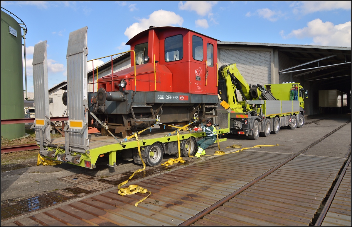 Spitzmaus auf Reisen. 

Schienentraktor Tm I Nr. 477 auf verlässt sein vorübergehendes Zuhause in Frauenfeld, um in Sargans ein neues Einsatzfeld zu finden. Um den Erhalt kümmert sich IG Schiene Schweiz. Februar 2014.
