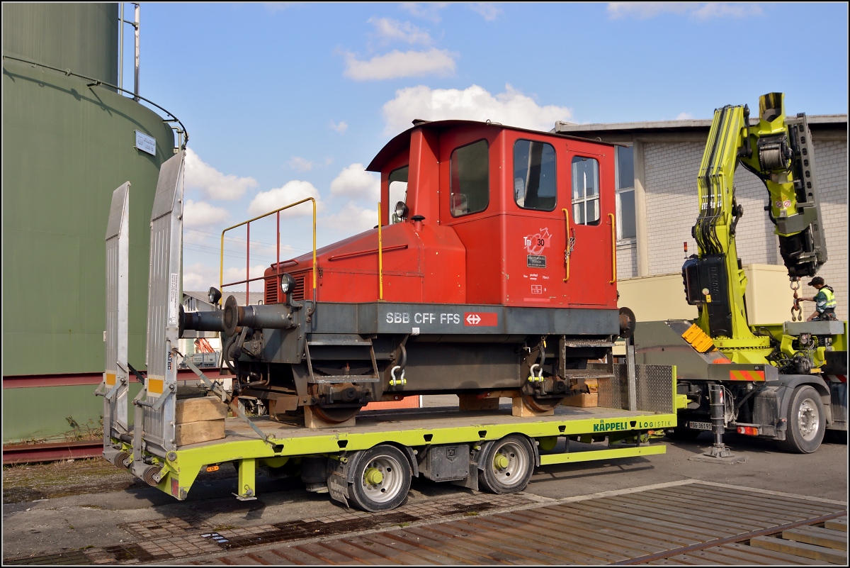 Spitzmaus auf Reisen. 

Schienentraktor Tm I Nr. 477 auf verlässt sein vorübergehendes Zuhause in Frauenfeld, um in Sargans ein neues Einsatzfeld zu finden. Um den Erhalt kümmert sich IG Schiene Schweiz. Februar 2014.