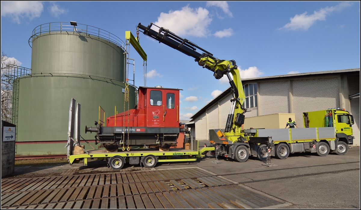 Spitzmaus auf Reisen. 

Schienentraktor Tm I Nr. 477 auf verlässt sein vorübergehendes Zuhause in Frauenfeld, um in Sargans ein neues Einsatzfeld zu finden. Um den Erhalt kümmert sich IG Schiene Schweiz. Februar 2014.