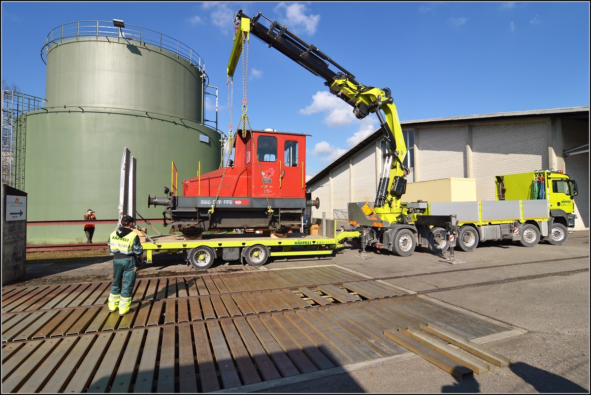 Spitzmaus auf Reisen. 

Schienentraktor Tm I Nr. 477 auf verlässt sein vorübergehendes Zuhause in Frauenfeld, um in Sargans ein neues Einsatzfeld zu finden. Um den Erhalt kümmert sich IG Schiene Schweiz. Februar 2014.
