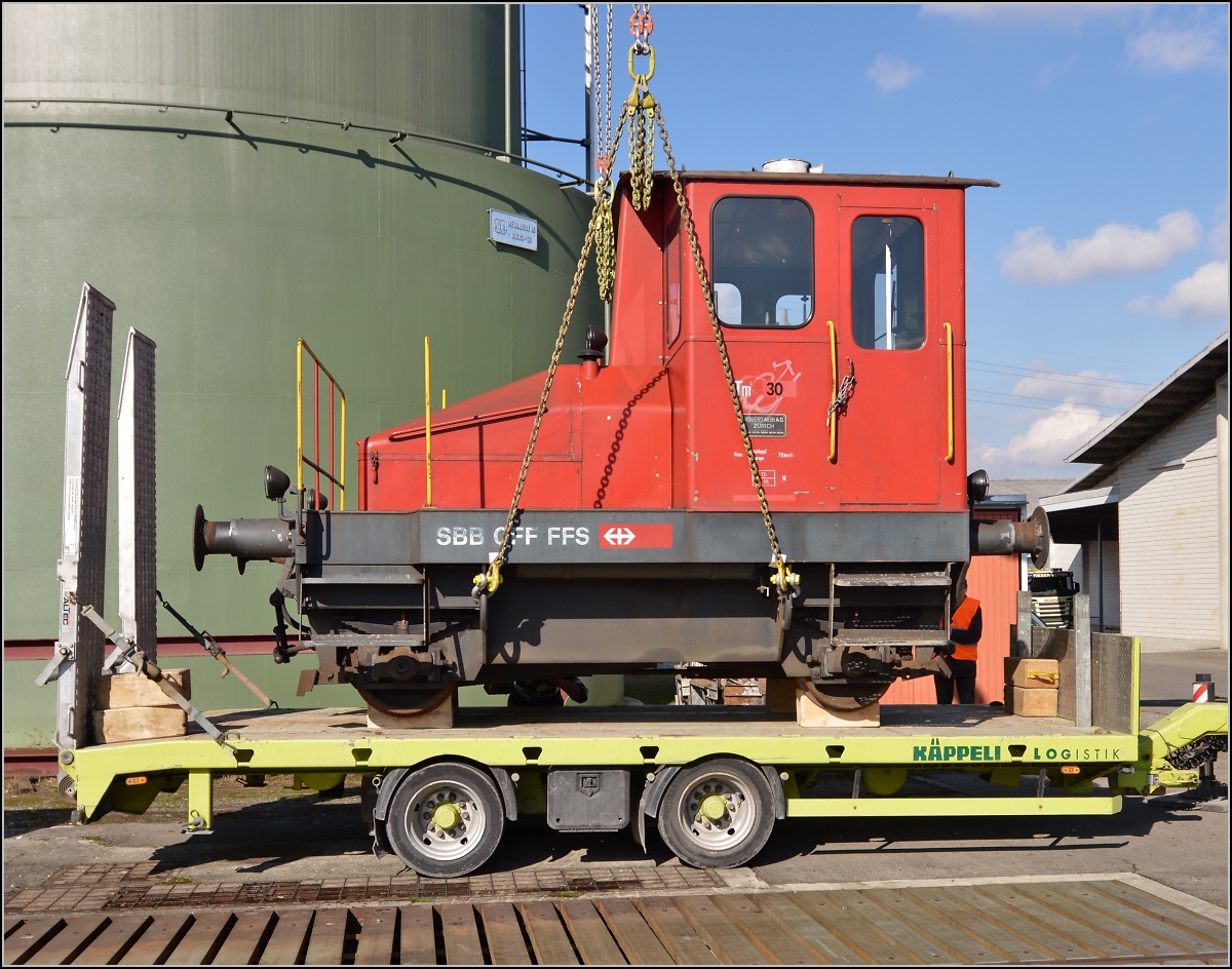 Spitzmaus auf Reisen. 

Schienentraktor Tm I Nr. 477 auf verlässt sein vorübergehendes Zuhause in Frauenfeld, um in Sargans ein neues Einsatzfeld zu finden. Um den Erhalt kümmert sich IG Schiene Schweiz. Februar 2014.