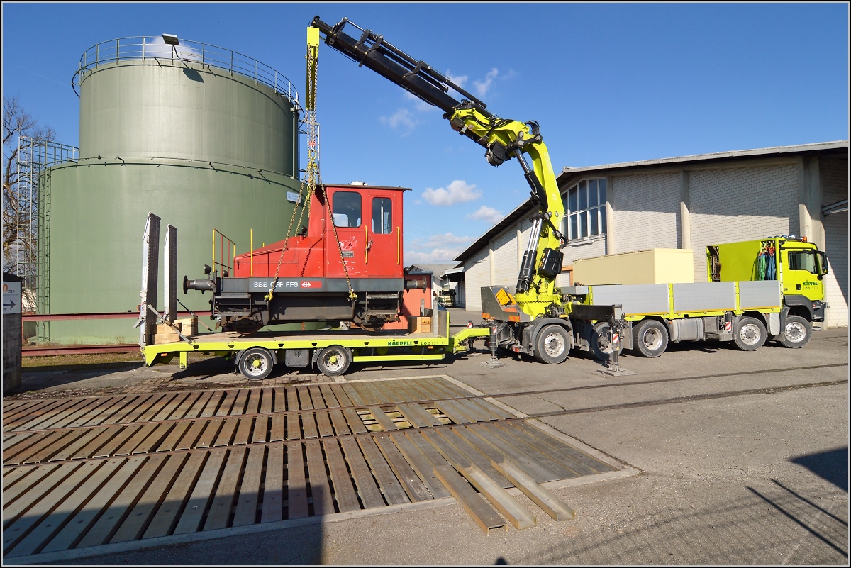 Spitzmaus auf Reisen. 

Schienentraktor Tm I Nr. 477 auf verlässt sein vorübergehendes Zuhause in Frauenfeld, um in Sargans ein neues Einsatzfeld zu finden. Um den Erhalt kümmert sich IG Schiene Schweiz. Februar 2014.