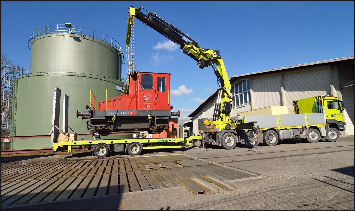 Spitzmaus auf Reisen. 

Schienentraktor Tm I Nr. 477 auf verlässt sein vorübergehendes Zuhause in Frauenfeld, um in Sargans ein neues Einsatzfeld zu finden. Um den Erhalt kümmert sich IG Schiene Schweiz. Februar 2014.