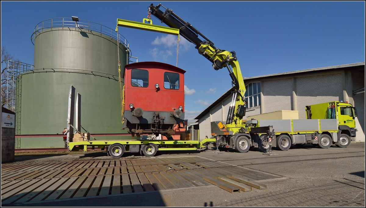 Spitzmaus auf Reisen. 

Schienentraktor Tm I Nr. 477 auf verlässt sein vorübergehendes Zuhause in Frauenfeld, um in Sargans ein neues Einsatzfeld zu finden. Um den Erhalt kümmert sich IG Schiene Schweiz. Februar 2014.