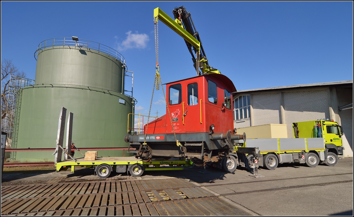 Spitzmaus auf Reisen. 

Schienentraktor Tm I Nr. 477 auf verlässt sein vorübergehendes Zuhause in Frauenfeld, um in Sargans ein neues Einsatzfeld zu finden. Um den Erhalt kümmert sich IG Schiene Schweiz. Februar 2014.