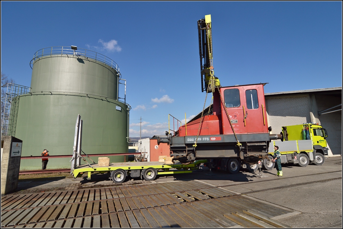 Spitzmaus auf Reisen. 

Schienentraktor Tm I Nr. 477 auf verlässt sein vorübergehendes Zuhause in Frauenfeld, um in Sargans ein neues Einsatzfeld zu finden. Um den Erhalt kümmert sich IG Schiene Schweiz. Februar 2014.