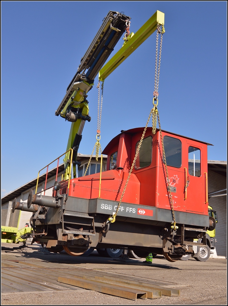 Spitzmaus auf Reisen. 

Schienentraktor Tm I Nr. 477 auf verlässt sein vorübergehendes Zuhause in Frauenfeld, um in Sargans ein neues Einsatzfeld zu finden. Um den Erhalt kümmert sich IG Schiene Schweiz. Februar 2014.