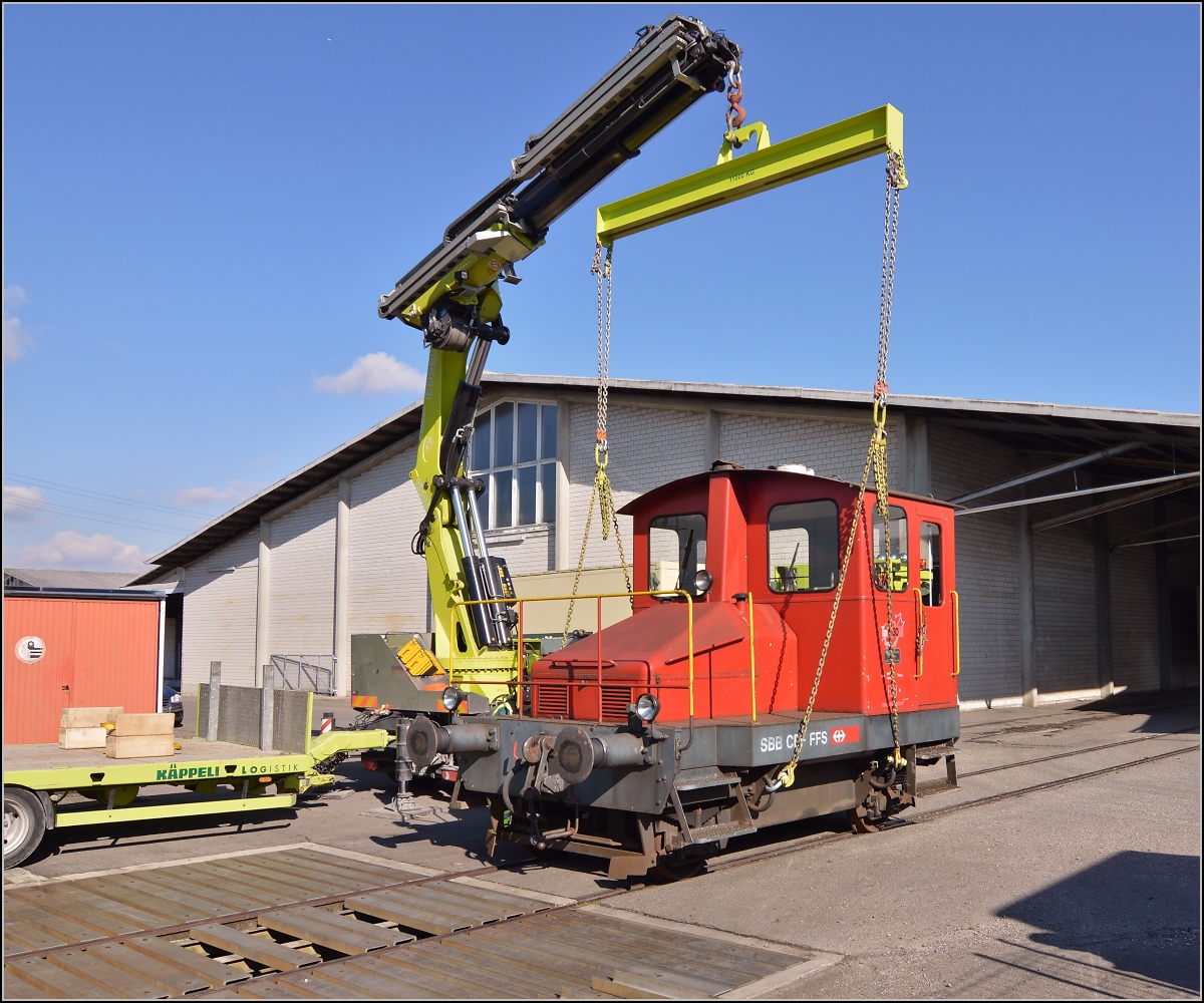 Spitzmaus auf Reisen. 

Schienentraktor Tm I Nr. 477 auf verlässt sein vorübergehendes Zuhause in Frauenfeld, um in Sargans ein neues Einsatzfeld zu finden. Um den Erhalt kümmert sich IG Schiene Schweiz. Februar 2014.