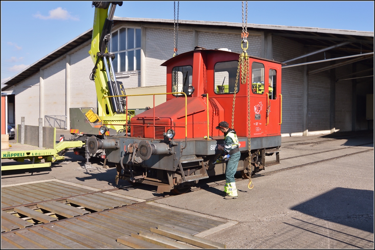 Spitzmaus auf Reisen. 

Schienentraktor Tm I Nr. 477 auf verlässt sein vorübergehendes Zuhause in Frauenfeld, um in Sargans ein neues Einsatzfeld zu finden. Um den Erhalt kümmert sich IG Schiene Schweiz. Februar 2014.