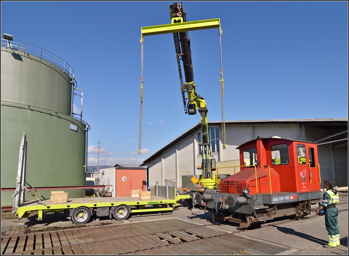 Spitzmaus auf Reisen. 

Schienentraktor Tm I Nr. 477 auf verlässt sein vorübergehendes Zuhause in Frauenfeld, um in Sargans ein neues Einsatzfeld zu finden. Um den Erhalt kümmert sich IG Schiene Schweiz. Februar 2014.