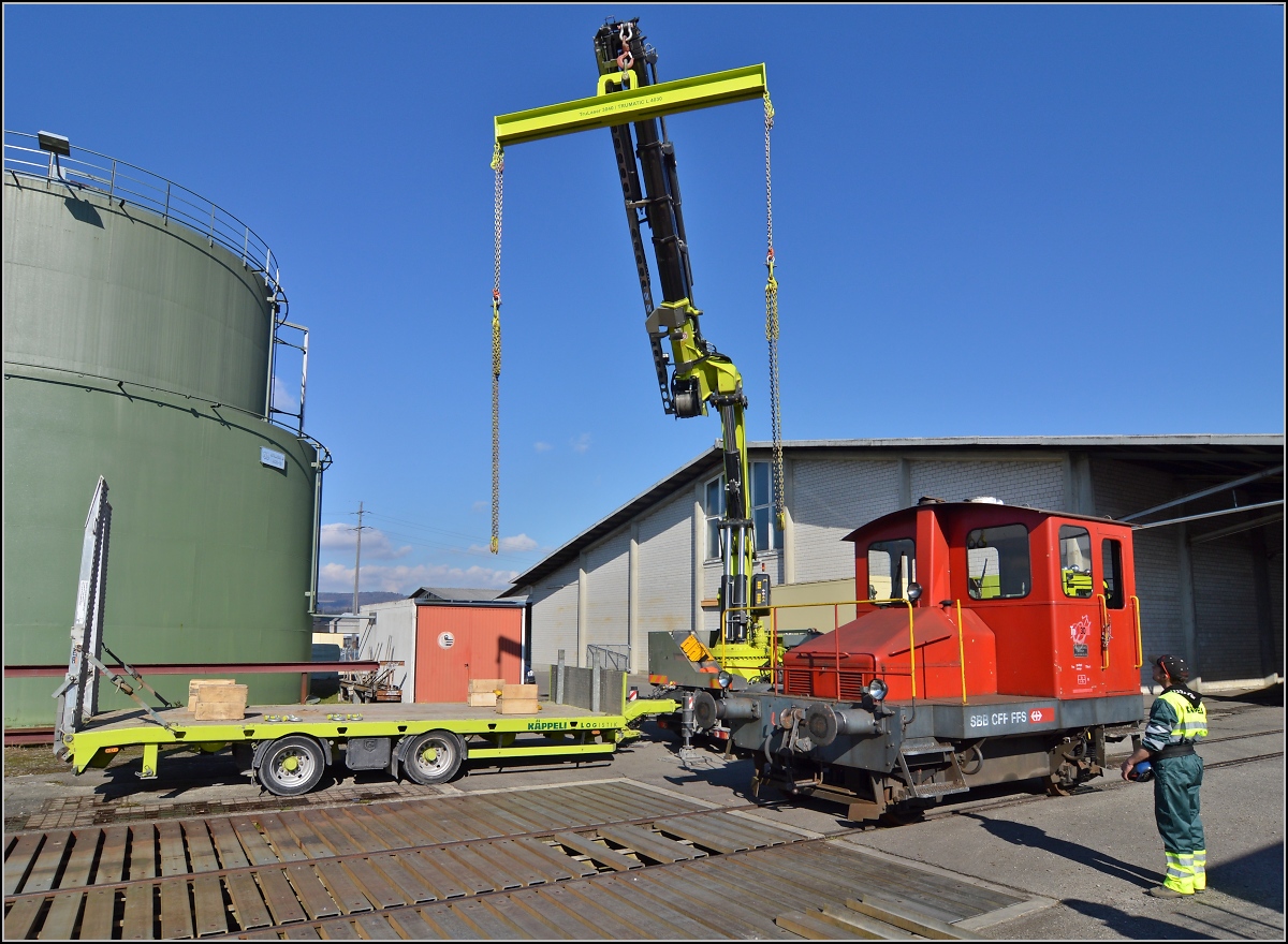 Spitzmaus auf Reisen. 

Schienentraktor Tm I Nr. 477 auf verlässt sein vorübergehendes Zuhause in Frauenfeld, um in Sargans ein neues Einsatzfeld zu finden. Um den Erhalt kümmert sich IG Schiene Schweiz. Februar 2014.