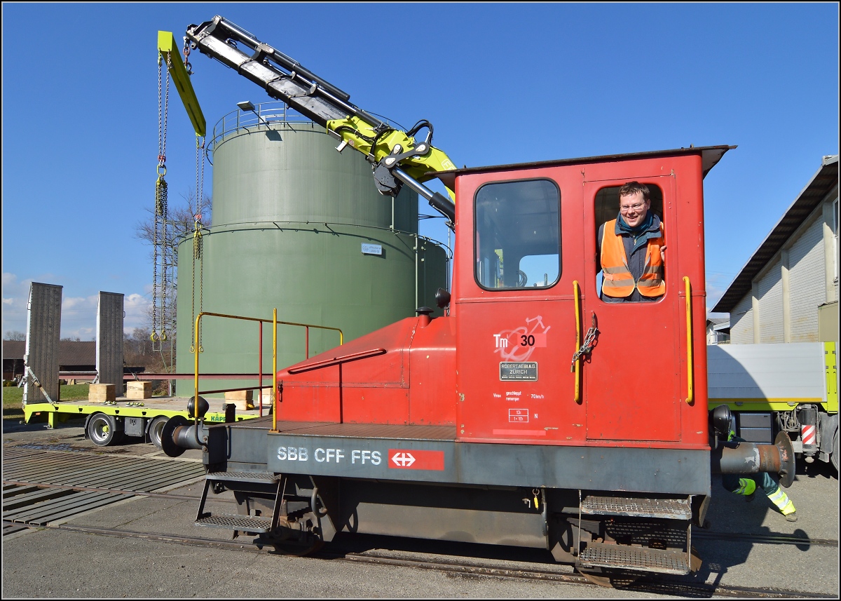 Spitzmaus auf Reisen. 

Schienentraktor Tm I Nr. 477 auf verlässt sein vorübergehendes Zuhause in Frauenfeld, um in Sargans ein neues Einsatzfeld zu finden. Um den Erhalt kümmert sich IG Schiene Schweiz. Februar 2014.