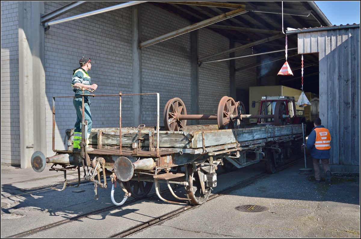 Spitzmaus auf Reisen. 

Schienentraktor Tm<sup>I</sup> Nr. 477 auf verl�sst sein vor�bergehendes Zuhause in Frauenfeld, um in Sargans ein neues Einsatzfeld zu finden. Um den Erhalt k�mmert sich IG Schiene Schweiz. Februar 2014.