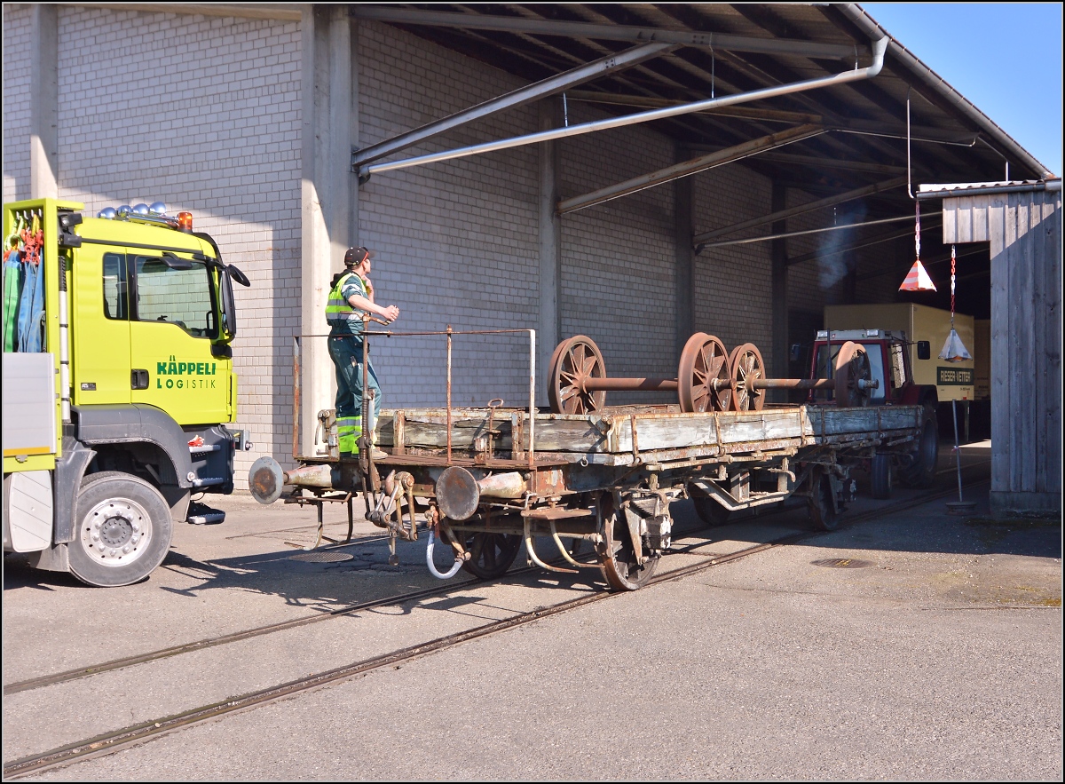 Spitzmaus auf Reisen. 

Schienentraktor Tm<sup>I</sup> Nr. 477 auf verl�sst sein vor�bergehendes Zuhause in Frauenfeld, um in Sargans ein neues Einsatzfeld zu finden. Um den Erhalt k�mmert sich IG Schiene Schweiz. Februar 2014.