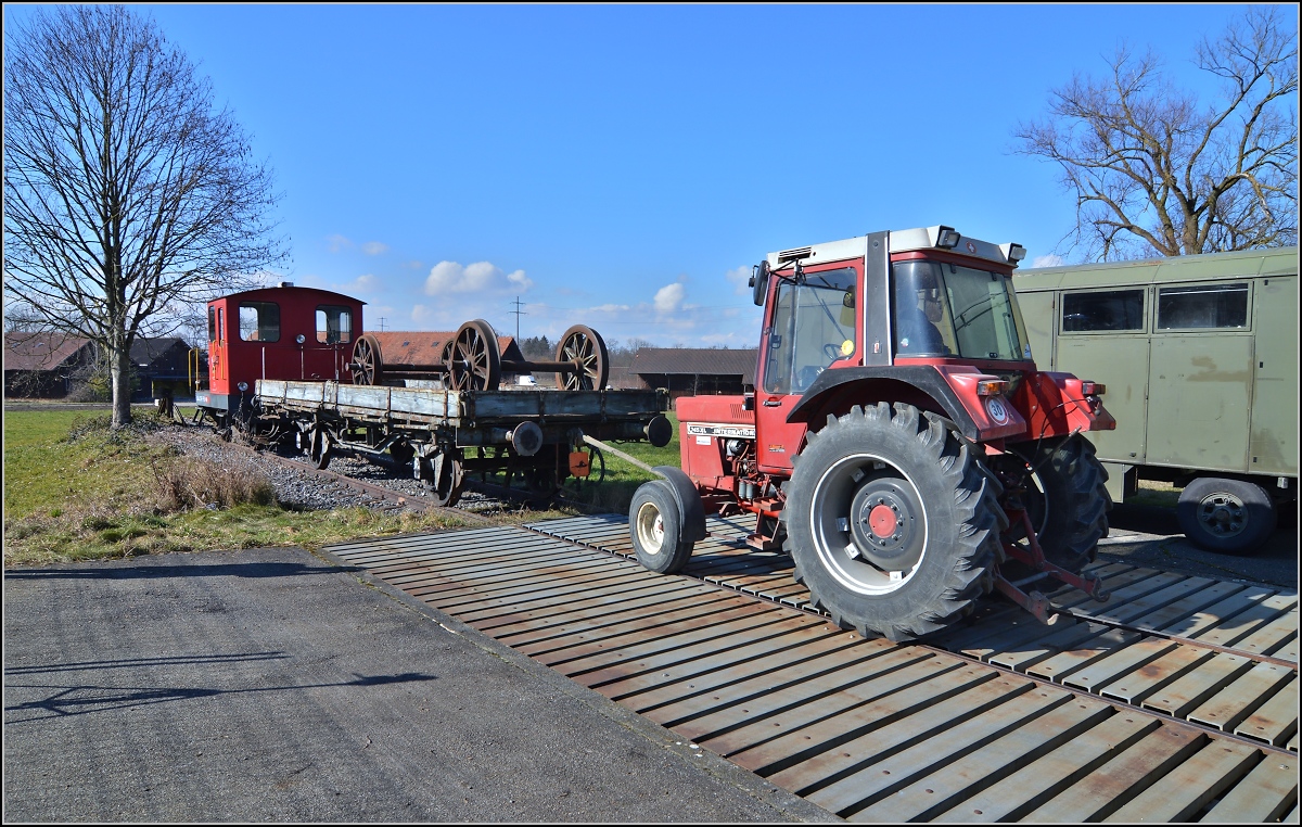 Spitzmaus auf Reisen. 

Schienentraktor Tm<sup>I</sup> Nr. 477 auf verl�sst sein vor�bergehendes Zuhause in Frauenfeld, um in Sargans ein neues Einsatzfeld zu finden. Um den Erhalt k�mmert sich IG Schiene Schweiz. Februar 2014.
