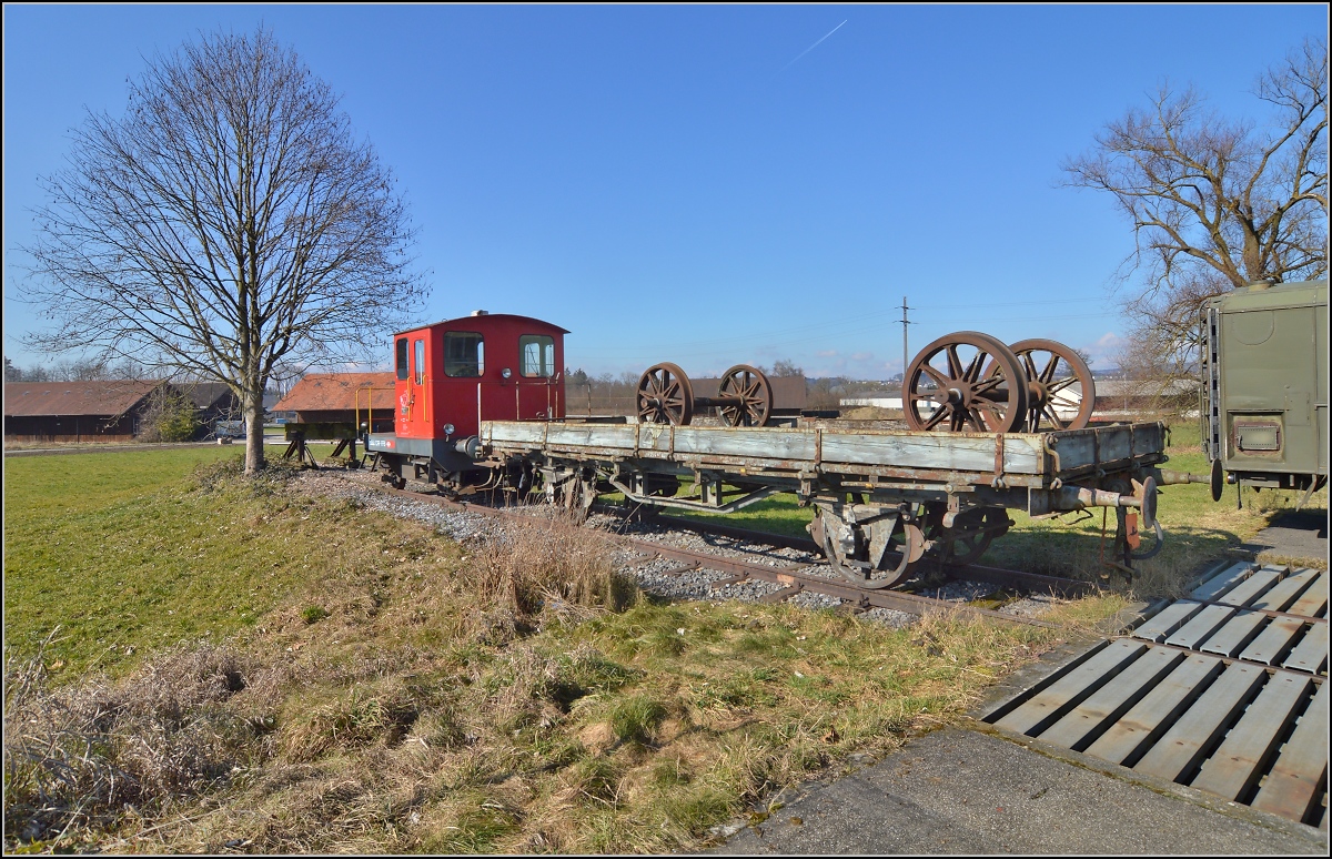 Spitzmaus auf Reisen. 

Schienentraktor Tm<sup>I</sup> Nr. 477 auf verl�sst sein vor�bergehendes Zuhause in Frauenfeld, um in Sargans ein neues Einsatzfeld zu finden. Um den Erhalt k�mmert sich IG Schiene Schweiz. Februar 2014.