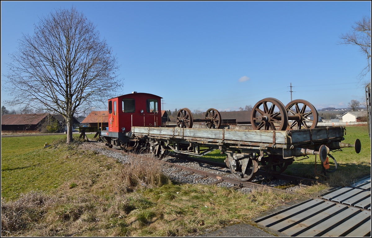 Spitzmaus auf Reisen. 

Schienentraktor Tm<sup>I</sup> Nr. 477 auf verlässt sein vorübergehendes Zuhause in Frauenfeld, um in Sargans ein neues Einsatzfeld zu finden. Um den Erhalt kümmert sich IG Schiene Schweiz. Februar 2014.

Der Güterwagen im Vordergrund ist der M4 Nr. 257 der RHB (Rorschach-Heiden-Bahn),
Baujahr 1898 in den Ateliers de Construction in Mançeau.