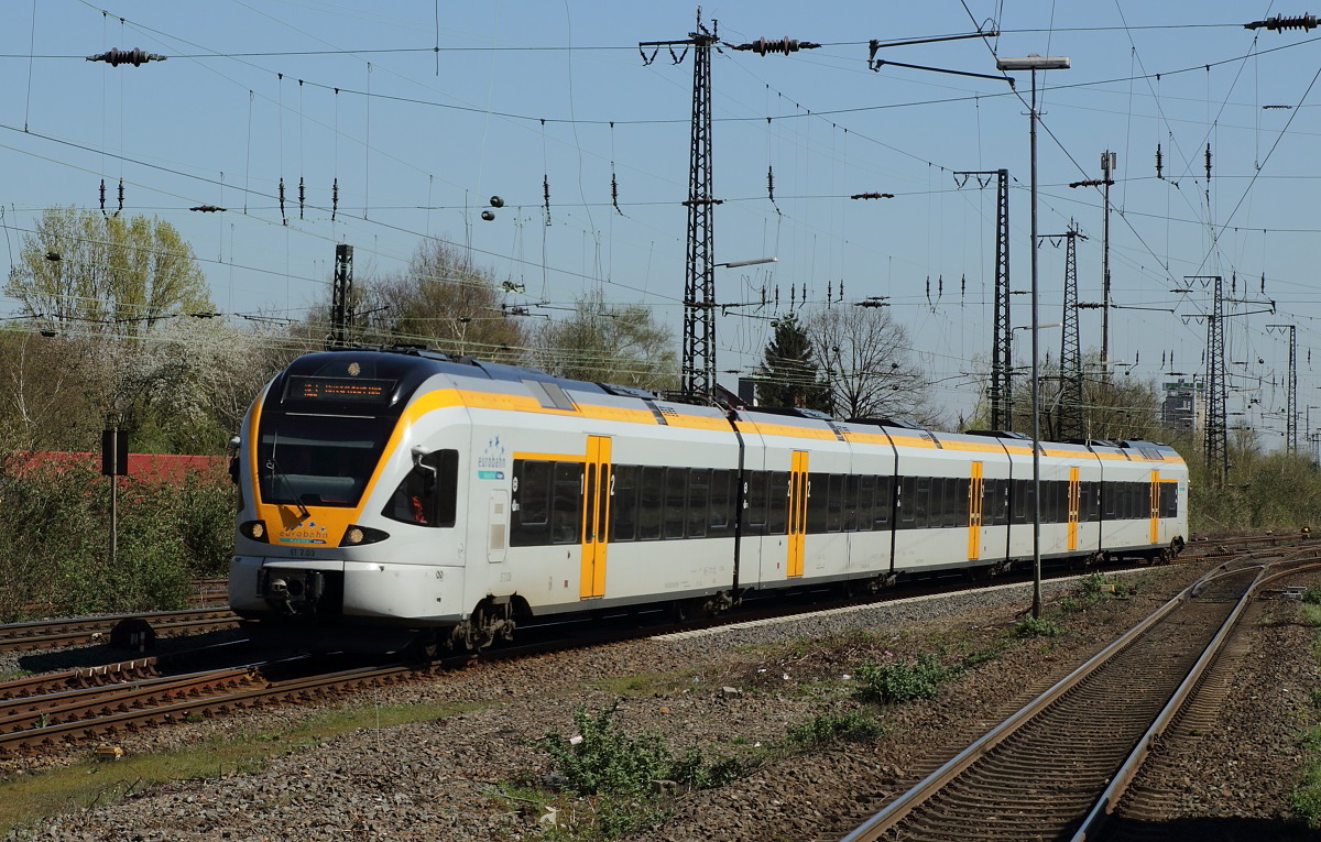 Stadler Flirt im Ruhrpott: Die Eurobahn betreibt die Linien RE 3 (Hamm - Gelsenkirchen - D�sseldorf) und RE 13 (Hamm - Wuppertal - D�sseldorf - Venlo/Niederlande) mit vier- und f�nfteiligen Flirt. Am 15.04.2015 f�hrt ET 7.03 als RE 3 in Wanne-Eickel ein.