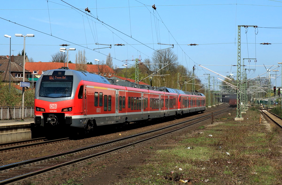 Stadler Flirt im Ruhrpott: Von M�nster kommend erreicht eine Flirt 3-Doppeltraktion der DB mit dem f�hrenden 1 428 505 am 15.04.2015 Recklinghausen Hbf.
