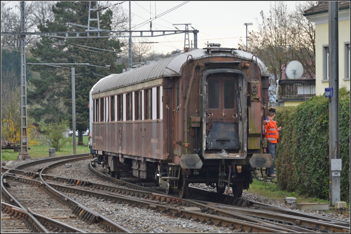 Stark gelitten hat Nr. 2741 D, ist aber zur Wiederaufarbeitung bei Swisstrain vorgesehen. Der Wagen war in den 80ern Vorbild eines Wagens aus dem M�rklin Spur Z Orient Express. Sulgen, April 2014.