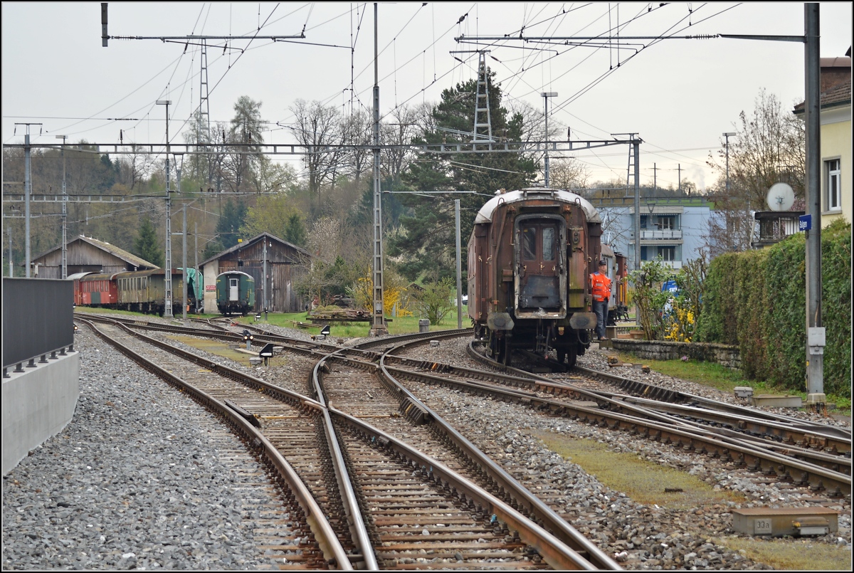 Stark gelitten hat Nr. 2741 D, ist aber zur Wiederaufarbeitung bei Swisstrain vorgesehen. Der Wagen war in den 80ern Vorbild eines Wagens aus dem M�rklin Spur Z Orient Express. Sulgen, April 2014.