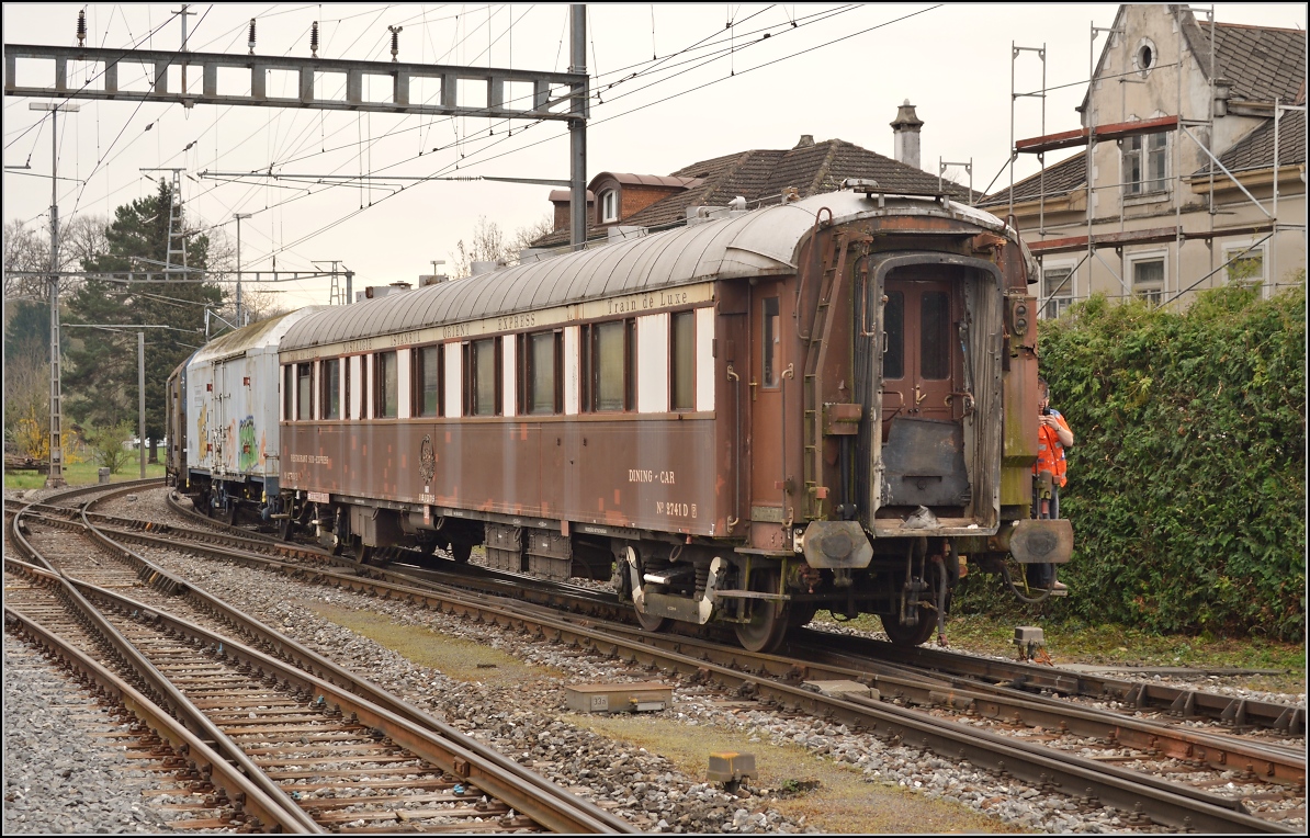 Stark gelitten hat Nr. 2741 D, ist aber zur Wiederaufarbeitung bei Swisstrain vorgesehen. Der Wagen war in den 80ern Vorbild eines Wagens aus dem M�rklin Spur Z Orient Express. Sulgen, April 2014.