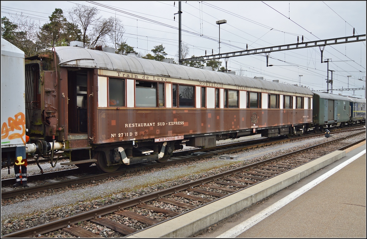 Stark gelitten hat Nr. 2741 D, ist aber zur Wiederaufarbeitung bei Swisstrain vorgesehen. Der Wagen war in den 80ern Vorbild eines Wagens aus dem M�rklin Spur Z Orient Express. Sulgen, April 2014.
