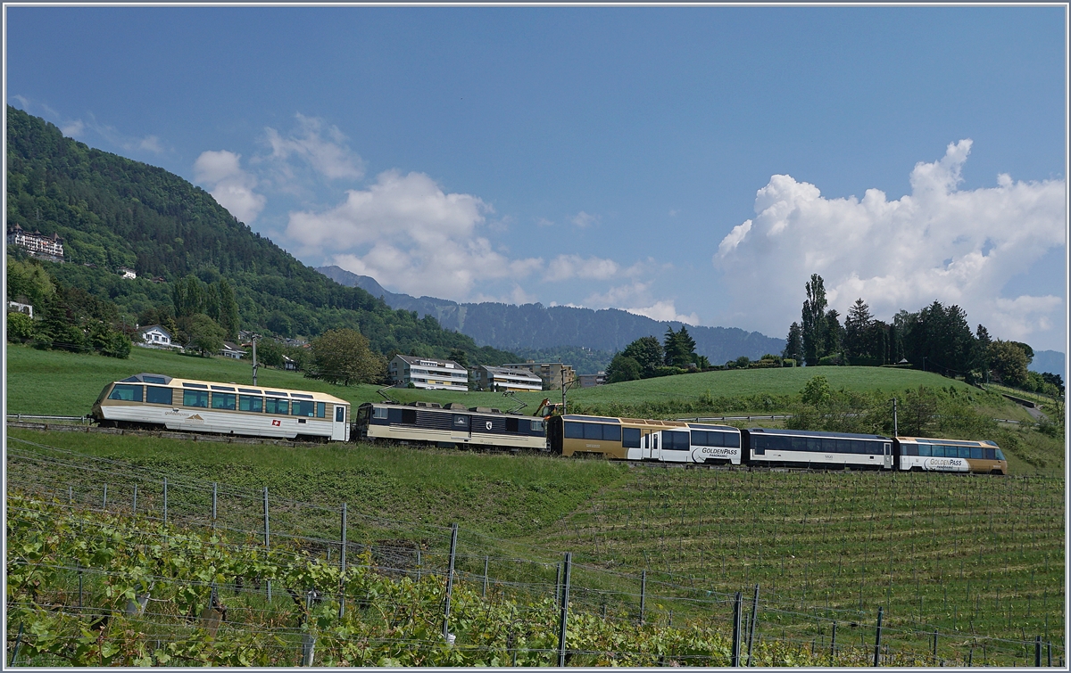 Statt des erwarteten  neuen  MOB Panoramic Express kam dieser sonderbaren Zug: Die GDe 4/4 6004 mitten im Zug mit den zwei unterschiedlichen Steuerwagen und zwei weiteren Panoramawagen ist als RE 2228 von Montreux nach Zweisimmen bei Planchamp unterwegs. 

18. Mai 2020