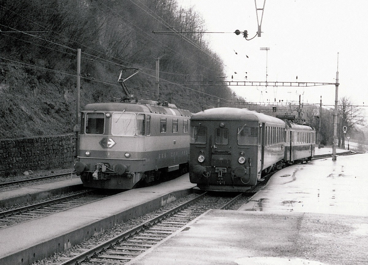 STB: Die Sensetalbahn hatte ihren Betrieb am 23.1.1904 aufgenommen. Die Streckenführung begann beim SBB-Bahnhof Flamatt und endete beim BN-Bahnhof Gümmenen. Am 23.5.1993 wurde der Streckenabschnitt Laupen-Gümmenen auf Busbetrieb umgestellt. Mit der Eröffnung der S-Bahn Bern wurde Laupen zu einem Endehalt einer S-Bahn. Die S-Bahn ab Freiburg endet bereits in Neuenegg. Zur Zeit befinden sich an der ehemaligen STB Strecke keine SBB Cargo Kunden mehr. Im Jahre 1986 wurden in Neuenegg die Güterwagen von einer SBB Ae 6/6 abgeholt. Ab dem Jahre 1987 hatte diese Aufgabe eine BLS Ae 6/8 übernommen. STB Pendelzug bestehend aus einem Be 4/4 106/107 ex SOB ABe 4/4 und dem Bti 201 ex BN Personenwagen anlässlich einer Begegnung mit einem SWISS ESPRESS in Flamatt im Jahre 1985.
Foto: Walter Ruetsch