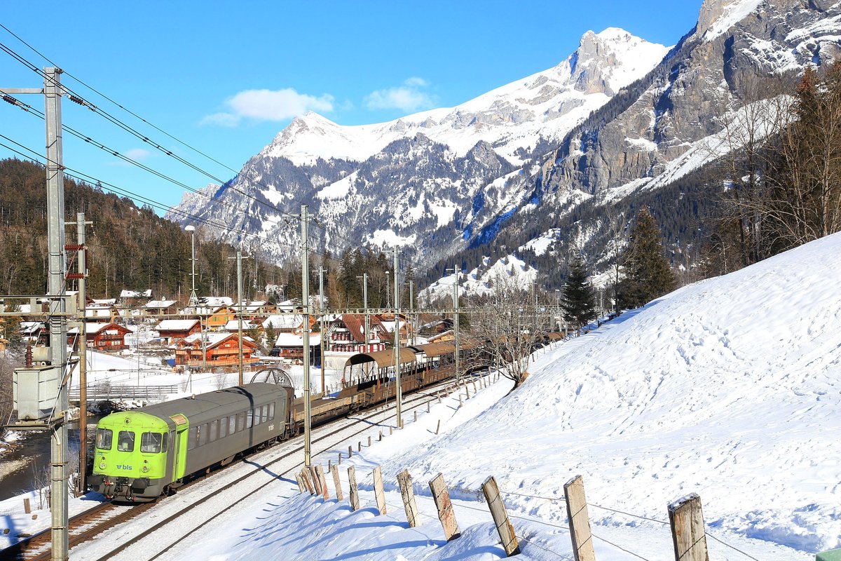 Steuerwagen der Autozüge durch den Lötschberg-Scheiteltunnel: Die aus den Steuerwagen vor allem für die Triebzüge ABDe4/8 hervorgegangenen Wagen BDt 946-949 aus dem Jahr 1963 fristen hier im Autozugbetrieb noch ihr Dasein. Wagen 50 85 80-35 948 bei der Ausfahrt aus Kandersteg, 7.Januar 2021