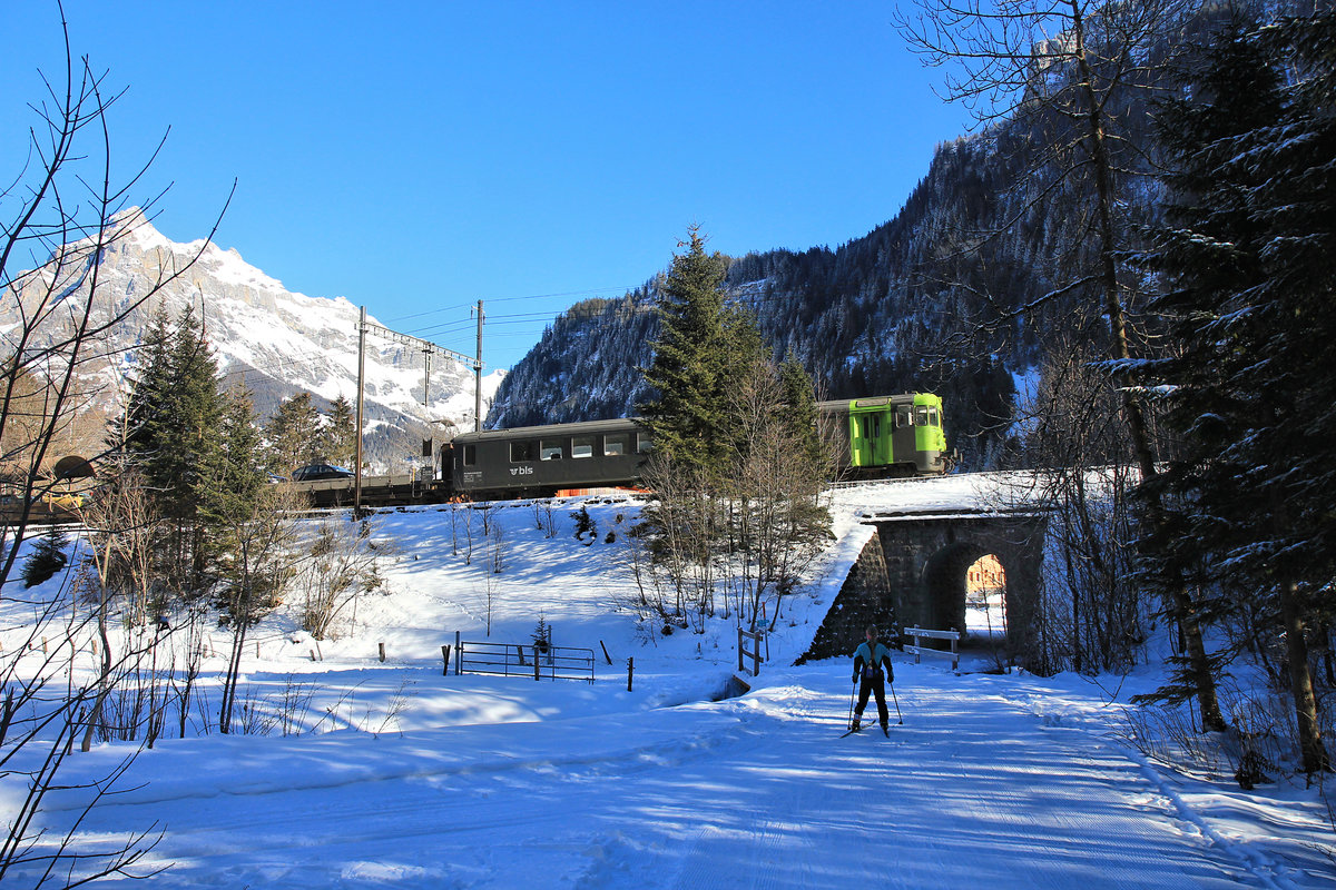 Steuerwagen der Autozüge durch den Lötschberg-Scheiteltunnel: Skifahren tut/kann hier zur Zeit niemand, wohl aber bilden die Langlaufstrecken ein beliebtes Ausflugsziel. Steuerwagen 948 tastet sich dabei mit ihrem unglaublich langen Autozug und der Lok am Ende in Kandersteg ganz langsam Richtung Tunnel vor. 7.Januar 2021  