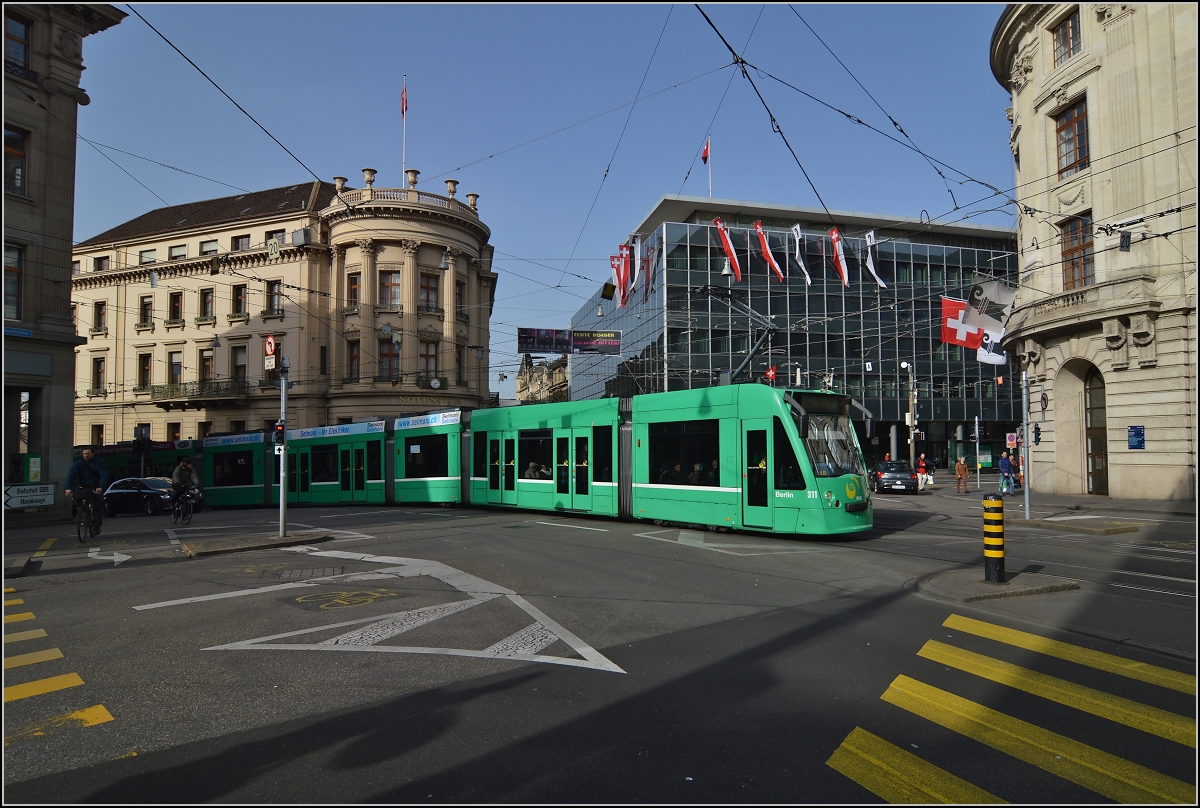 Straßenbahn Basel. Viel Verkehr an den Haltestellen Bankverein. Hier mit Wagen 311 eine Combinostraßenbahn von Siemens Bj 2001. Februar 2014.