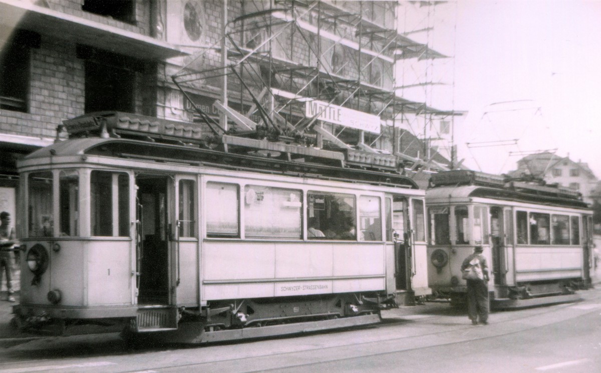 Strassenbahn Schwyz-Brunnen, Motorwagen 1 und 3 in Seewen (beim SBB-Bahnhof). Der vordere Wagen f�hrt durch bis Brunnen. 6.August 1963. 