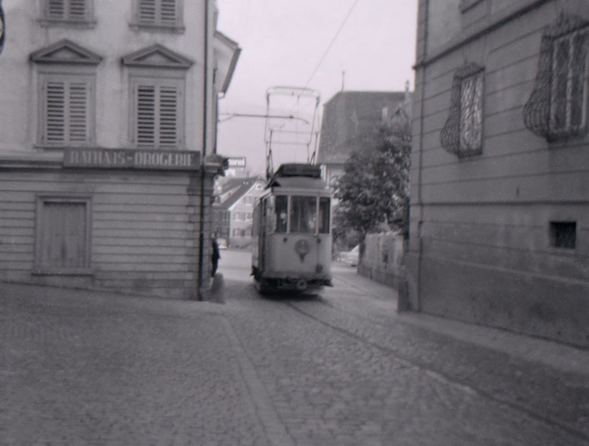 Strassenbahn Schwyz-Brunnen, Motorwagen 1 f�hrt in Schwyz ein, Herbst 1963. 