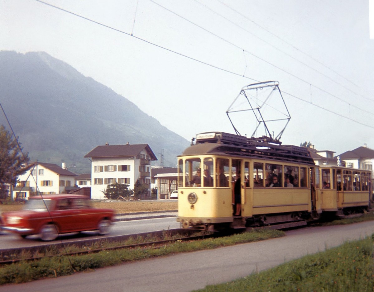Strassenbahn Schwyz-Brunnen, Motorwagen 6 mit Anh�nger 11 bei Ingenbohl, Herbst 1963. 